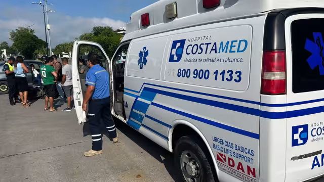 Los paramédicos tuvieron que trasladar a la mujer a un hospital cercano