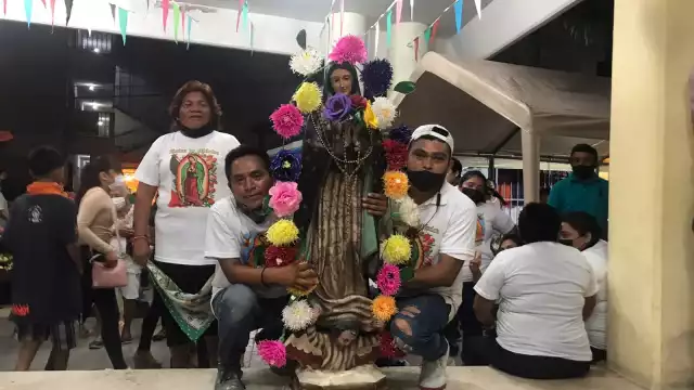 En el lugar también se puede percibir a niños vestidos de Juan Diego o de la misma Virgen