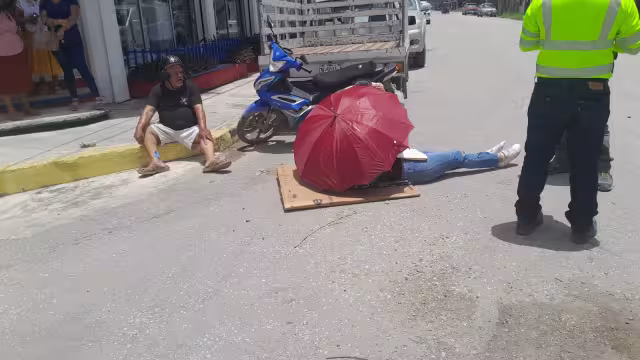 Padre e hija en motocicleta Italika impactados por camioneta Nissan.
