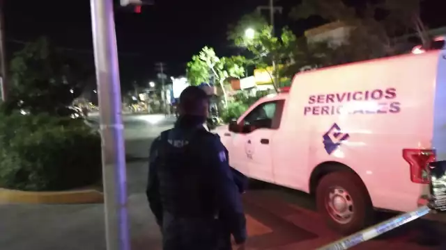 Servicios Periciales, se encuentran en el lugar realizando el peritaje correspondiente, para finalmente realizar el levantamiento del cuerpo