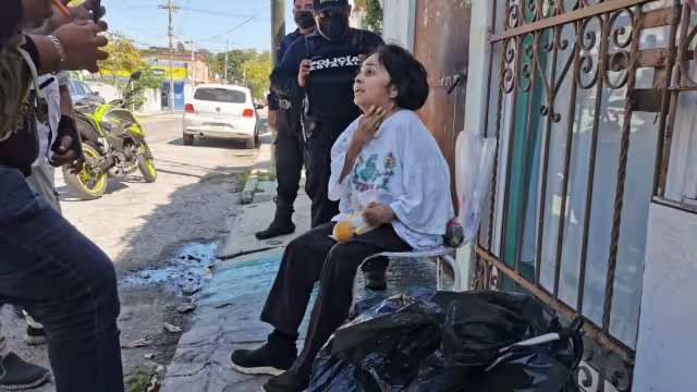 La mujer se encontraba con una bolsa negra con sus pertenencias en una calle de Ciudad del Carmen