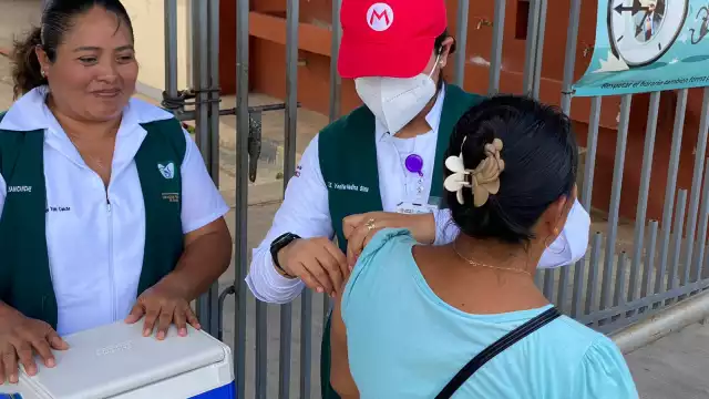 El hospital IMSS-Bienestar de Hopelchén intensifica la vacunación contra sarampión y rubéola.