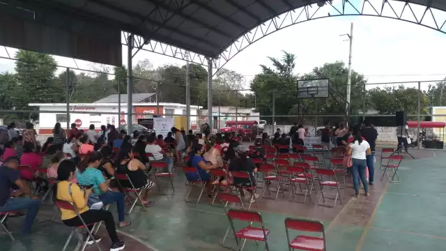 Estudiantes de nivel básico recibieron su beca este miércoles