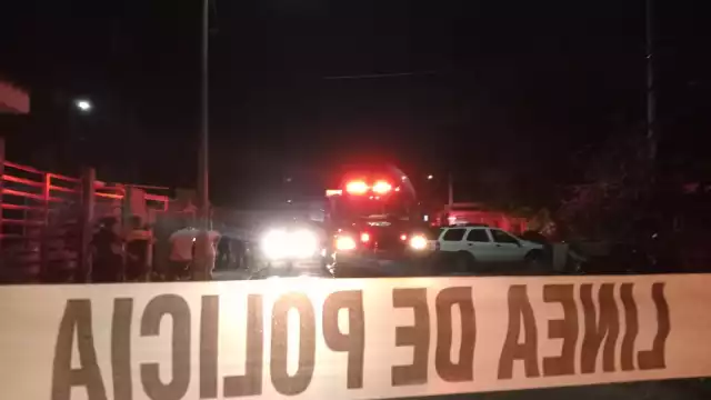 Una vivienda construida en su mayoría con láminas de cartón se estaba quemando