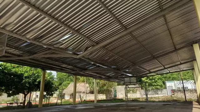 El techo de lámina de la escuela de Hopelchén presenta graves daños