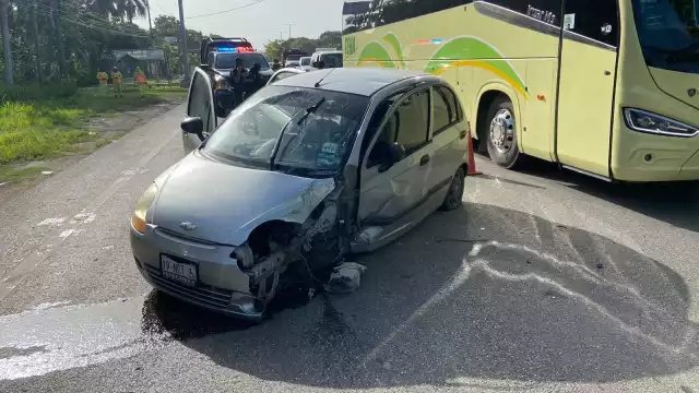 La unidad se proyectó contra un poste de alumbrado público y rebotó para quedar atravesado en la vía federal