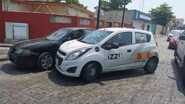 El accidente entre las unidades bloquearon la vialidad por casi una hora