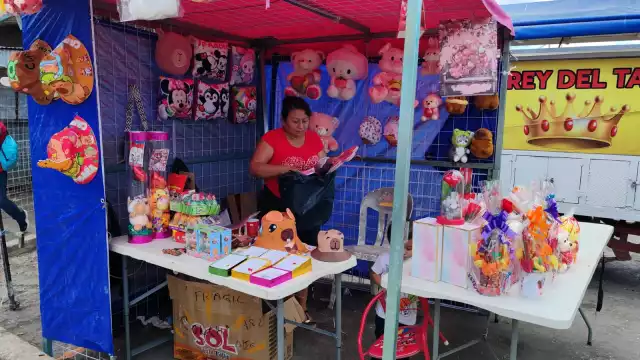 Los ciudadanos y turistas encuentran una gran variedad de artículos y detalles para expresar su amor.