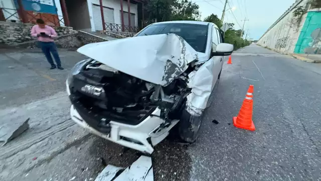 Testigos señalaron que el conductor de la camioneta no se percató de la presencia de la otra unidad