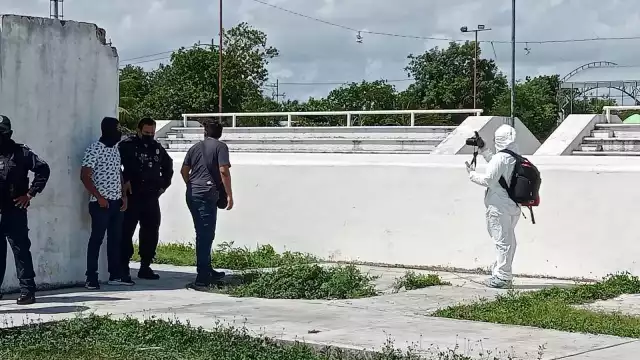 Peritos en criminalística de la FGE Quintana Roo recabaron indicios en el parque de la Región 234 de Cancún tras el descubrimiento del cuerpo