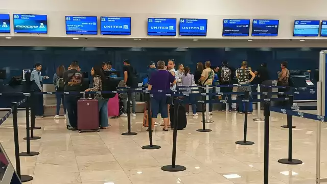 El vuelo UA 1427 de United con destino a Houston saldrá con 1 hora y 23 minutos de retraso.