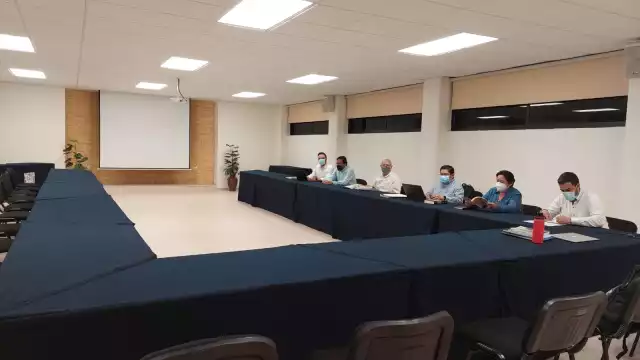 En la foto sólo se ven a los seis representantes de la UAC