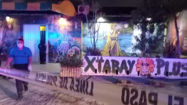 Al interior solo encontraron a un vendedor de flores tirado sobre un charco de sangre ya sin vida