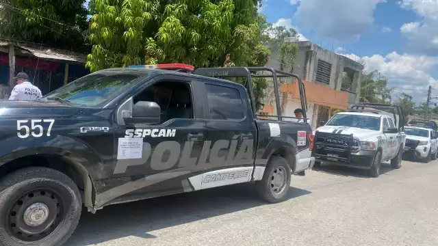 Durante la revisión corporal, se le encontró presunta droga.