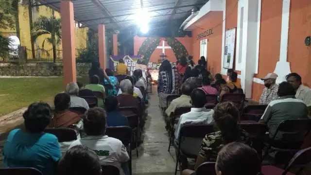 120 personas acudieron al rosario en la casa ejidal de Chocholá
