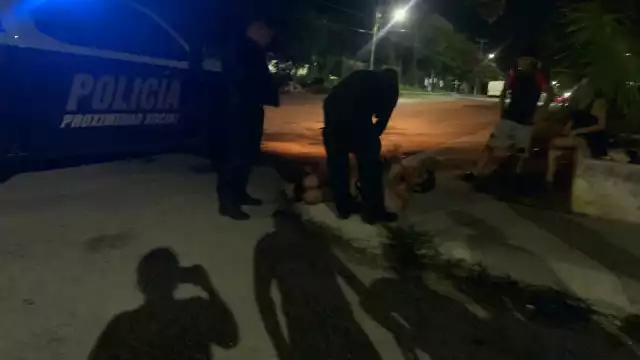 Hartos de robos, vecinos de Cancún someten a invasores en Galaxias del Sol y los entregan a la policía