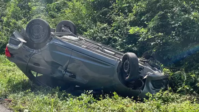 El automóvil quedó volcado cerca del libramiento hacia el Aeropuerto Internacional de Cancún
