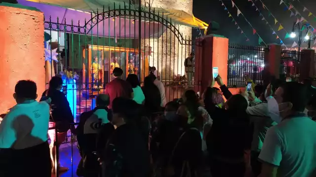 De acuerdo con los custodios, de las 13:00 a las 16:00 horas se recibieron frente a las imágenes a 3 mil 446 peregrinos