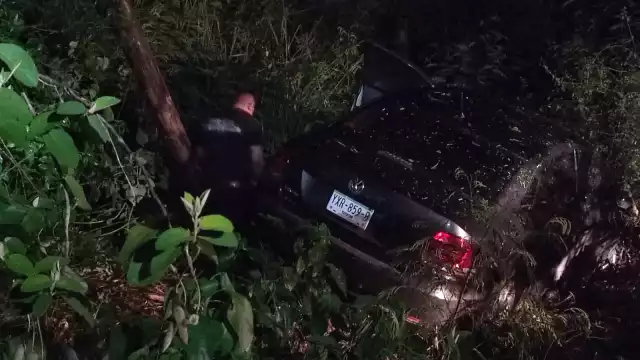 Elementos de la policía llegaron al lugar para remolcar el carro