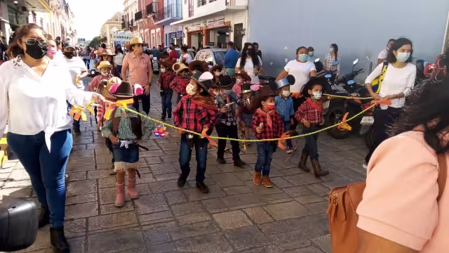 Alumnos desfilan en el Centro de Campeche