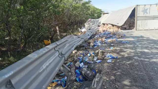 Las galletas de Gamesa quedaron regadas en el puente 'El Zacatal' de Ciudad del Carmen