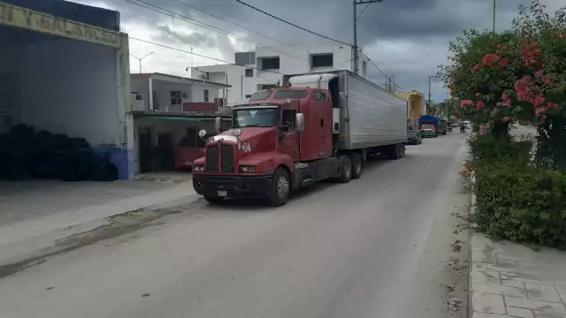 El tráiler quedó asegurado junto a su conductor y ayudante en Escárcega