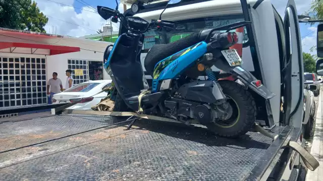 Aseguran motoneta en Escárcega por circular en sentido contrario: conductor detenido