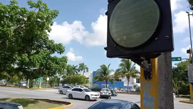 Semáforos de las avenidas suspendieron su servicio, lo que ocasionó caos vial en algunos puntos