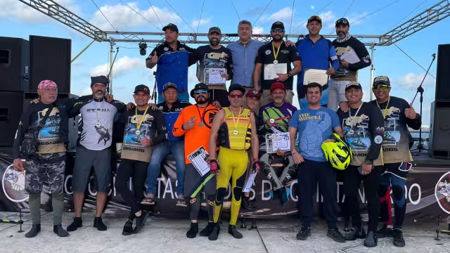 Oswaldo “Oso” Cervera gana el Gran Premio de Motonaútica Cancún 2022