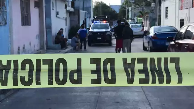 Policías entrevistaron las personas que reportaron el cuerpo hallado en una vivienda, a unos metros de la Ruta 4 de Cancún