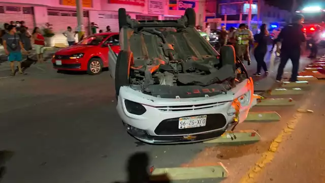 Del fuerte impacto, un automóvil terminó volcado en plena avenida