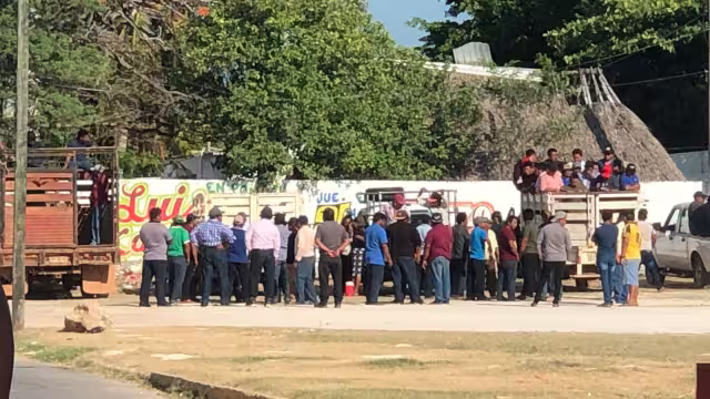 Los campesinos retuvieron a dos funcionarios municipales