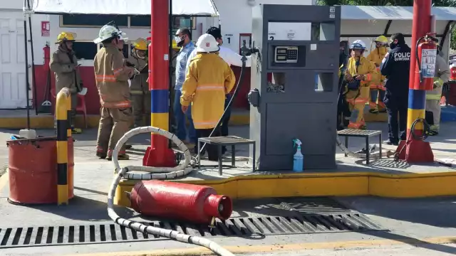 Bomberos y Protección Civil de Chetumal acudieron a la zona para movilizar a ciudadanos y controlar la fuga de gas