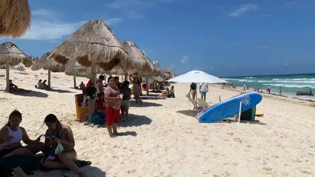 Personas acudieron a Playa Delfines este sábado