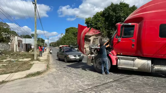 Tráiler con 30 toneladas de maíz sufre falla mecánica en la colonia Santa Cruz