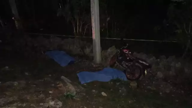 El conductor perdió el control de la moto y los tres pasajeros cayeron un una hondonada