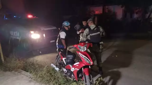 Los militares auxiliaron al motociclistas tras el choque. Foto: Justino Xiu Chan