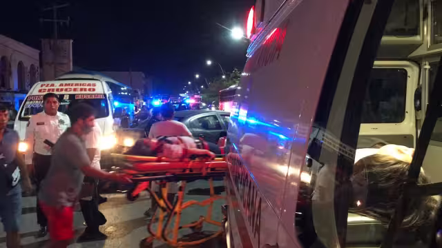 Combi choca contra vehículo y deja varios pasajeros heridos en Cancún