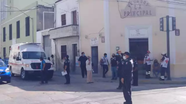 La ambulancia llegó al lugar de los hechos para prestar atención a la mujer