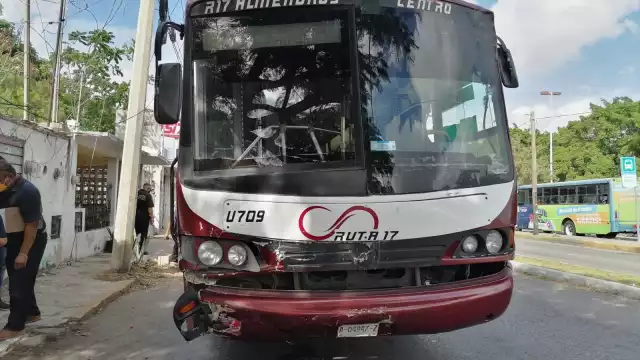 El tránsito se congestionó y la policía tuvo que intervenir para evitar el congestionamiento vehicular