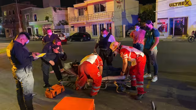 El motociclista derrapó varios metros antes de quedar tendido en la carretera