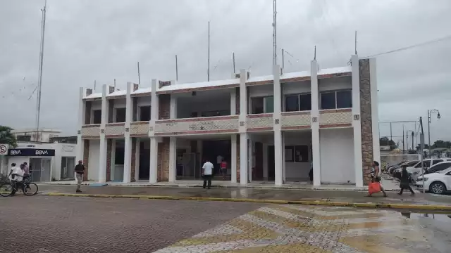 Dos regidores del Ayuntamiento de Carrillo Puerto asumieron una curul en el Congreso de Quintana Roo a casi un año de haber iniciado funciones en el municipio, que abandonaron para buscar las diputaciones locales