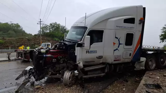 Un tráiler de la empresa Transporte Manzanillo derrapó en la conocida Curva del Diablo, en el kilómetro 58 de la carretera Mérida-Campeche.