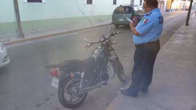 La motociclista y el peatón resultaron heridos tras ser atropellados en el Centro de Mérida