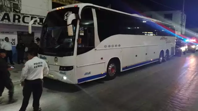 Los hechos se suscitaron a las 23:15 horas,cuando circulaba un autobús de pasajeros