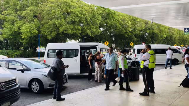 Un turista grabó a dos “enganchadores” que pretendían cobrarle 6 mil pesos para llevarlo a su hotel en Cancún