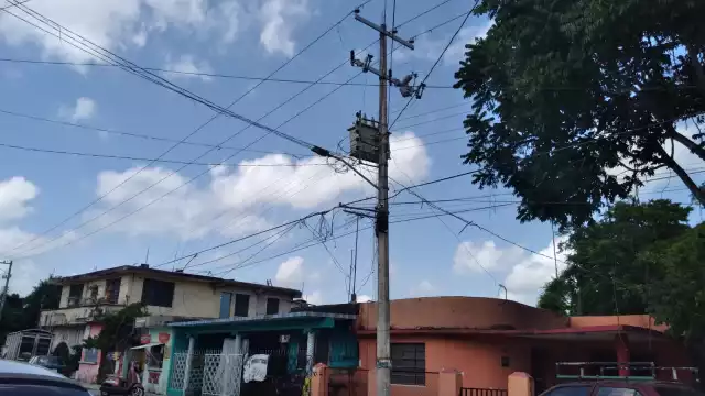 Habitantes señalaron que han reportado la situación a la Comisión Federal de Electricidad, sin embargo, no tienen respuesta
