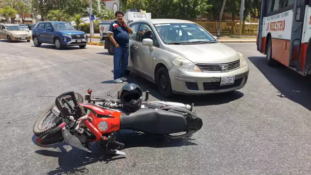 Accidente en rotonda de la colonia Petrolera deja solo daños materiales