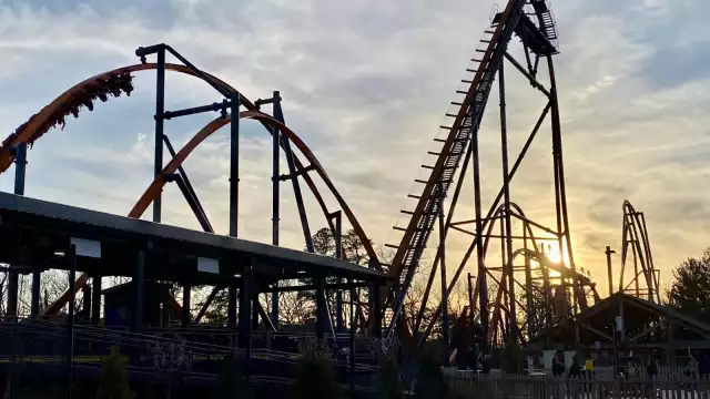 Cinco personas tuvieron que ser trasladadas a un hospital tras subir a la montaña rusa