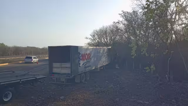 Uno de los tráileres involucrados quedó fuera de la vía Campeche-Mérida